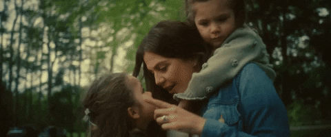 Mamá abrazando a sus hijos