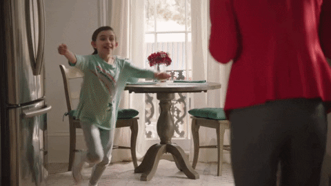 Niña corriendo feliz hacia su mamá