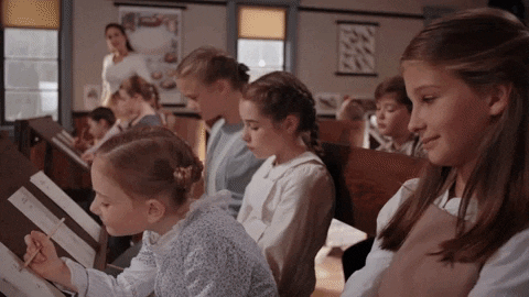 Niñas atentas en clase